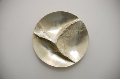 Simon Allen Whitehawk, 12ct White Gold on Carved Wood Ø84 x 12 cm