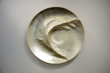 Simon Allen Turning Point, 12ct White Gold on Carved Wood Ø115 cm.