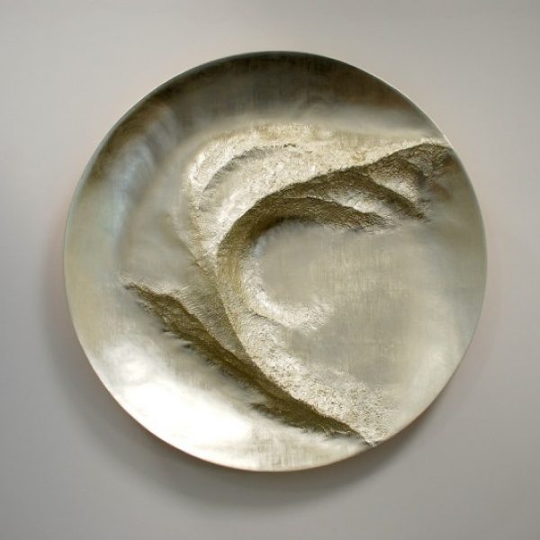 Simon Allen Turning Point, 12ct White Gold on Carved Wood Ø115 cm.