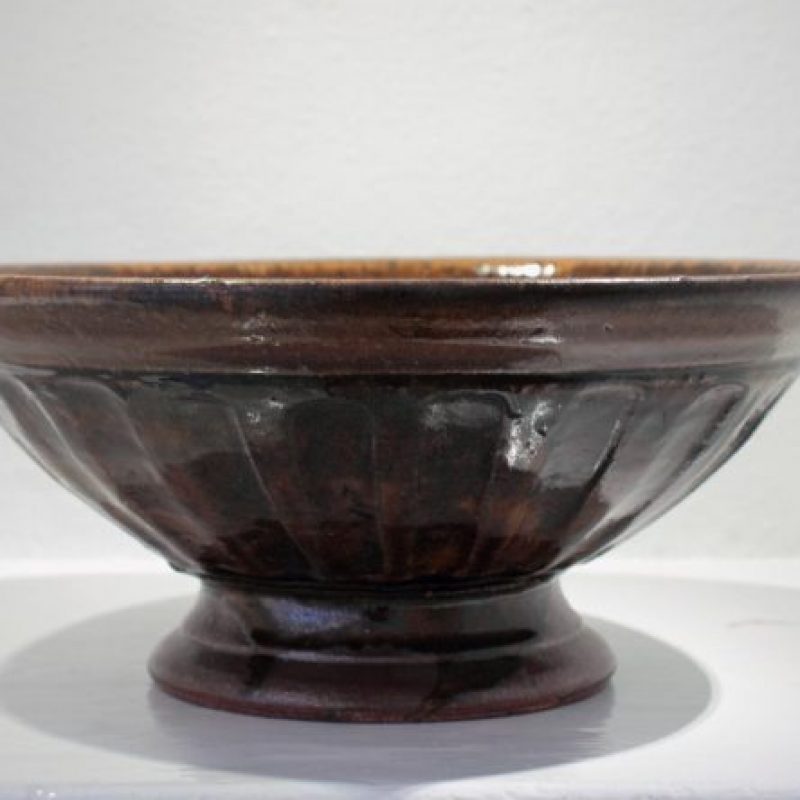 Richard Batterham 72a. Taza, Stoneware with tenmoku and ash glazes h15.5 x 36 cm.