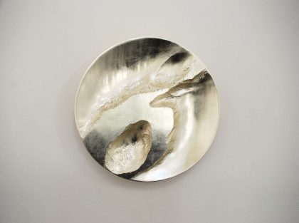 Simon Allen Form and Transformation 10, 12ct White Gold on carved wood Ø 50 cm.