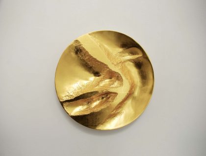 Simon Allen Form and Transformation 15, 22ct Gold on carved wood Ø 50 cm.