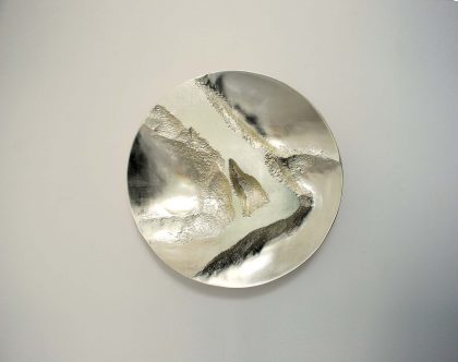 Simon Allen Form and Transformation 7, 12ct White Gold on carved wood Ø 50 cm.