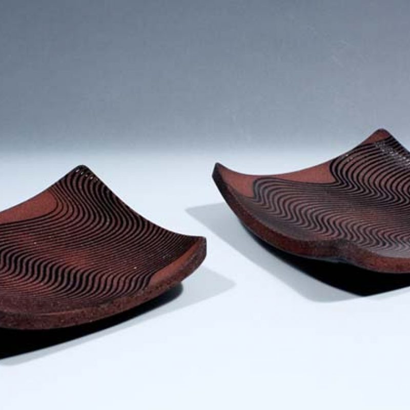 Suleyman Saba SS24+SS25_Pair of square Red and Black Stoneware Wave dishes d18-5 x 18-5 cm